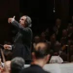 Riccardo Muti dirige le Requiem de Verdi au Festival de Salzbourg, rassemblant des musiciens internationaux.