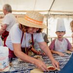Saint-Louis à Sète : des enfants apprennent à cuisiner des tielles avec la confrérie des Mille et une pâtes.