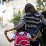 Trois signes d’anxiété de rentrée observés chez les parents en France.