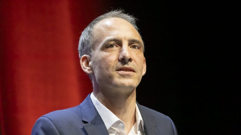 Raphaël Glucksmann annonce sa candidature à la présidentielle sur TF1 pour relancer la France.