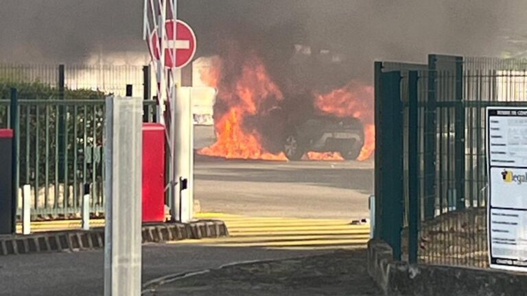 Incendie d’une voiture électrique sur un site Tisséo à Toulouse, des détonations entendues.