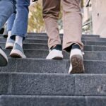 Monter les escaliers réduit de 39 % le risque de décès par maladie cardiovasculaire.
