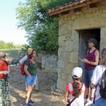 Annabelle Morlan, raconteuse à Nogaro, explore les récits des paysages locaux.