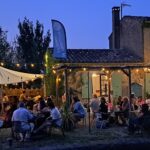 La guinguette au bord du canal du Midi attire une clientèle fidèle près de Castelnaudary.