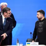 Guerre en Ukraine : Macron appelle à la sérénité face aux provocations russes et aux célébrations ukrainiennes.
