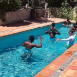 À Marseille, des particuliers ouvrent leurs piscines pour enseigner la natation.
