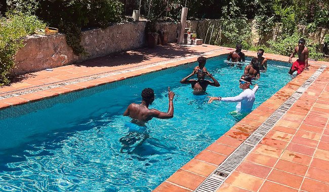 À Marseille, des particuliers ouvrent leurs piscines pour enseigner la natation.