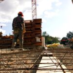 Licencié pour ivresse au travail, un chef de chantier obtient 100 000 euros contre son employeur
