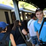 Timéo, 17 ans, supervise la vente de billets du Train à vapeur des Cévennes.