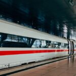 Une mère descend fumer une cigarette, laissant son bébé et son ado seuls dans un train.