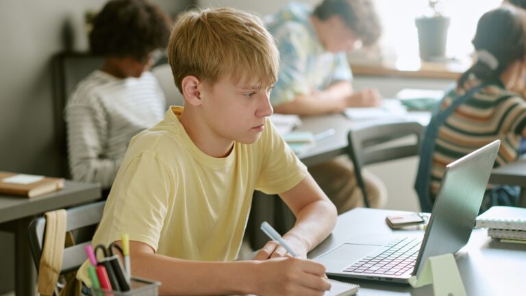 Les autorités alertent sur des sites promettant aux élèves de connaître leur classe.