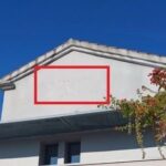 La mairie de Monteux retire les initiales de la MJC d&rsquo;un bâtiment communal.
