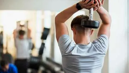 Les adolescents deviennent accros à la salle de sport, s’entraînant cinq à six fois par semaine.