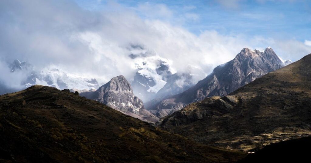 Crue dévastatrice au Népal après l’effondrement d’un glacier dans l’Himalaya.
