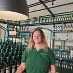 Vermouth Noilly Prat : un processus artisanal influencé par la mer en France.