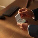 Plaud One : des écouteurs IA pour analyser les conversations humaines en temps réel