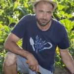 Ateliers et concert au Jardin des Sablons : Yann présente des légumes bio près de Combreux.