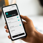 Surfshark One détecte des SMS frauduleux sur Android et iOS, alertant les utilisateurs.