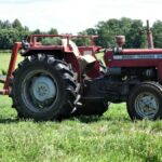 Marc parcourt 450 km sur un tracteur pour honorer la mémoire de ses parents décédés.