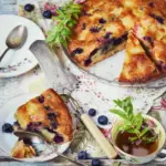 Moelleux aux pêches et myrtilles : une recette simple à base de sirop de verveine.