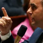 Pensions de retraite et arrêts maladie ciblés pour des économies budgétaires en France.