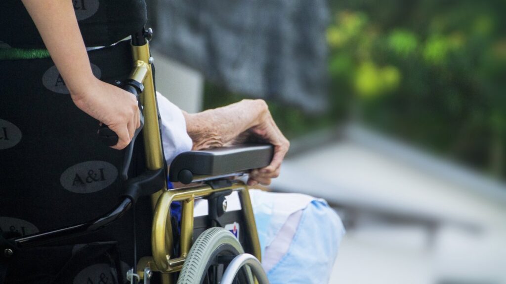 Un homme de 67 ans décède après un incendie de fauteuil roulant dans un Ehpad en Isère.