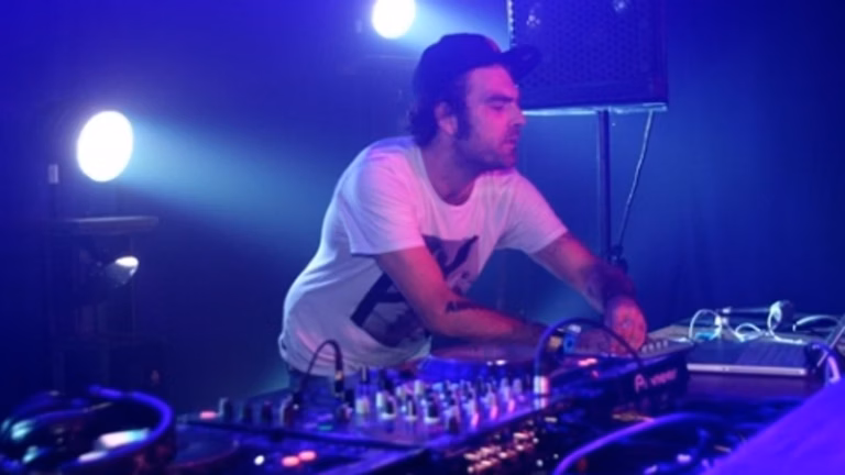 Le DJ The Toxic Avenger ciblé par l’extrême droite après sa réponse à Bardella sur Kavinsky.