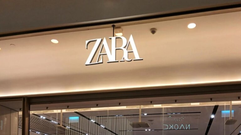 Zara présente un modèle fluide qui s’adapte à toutes les morphologies et remplace la robe noire.