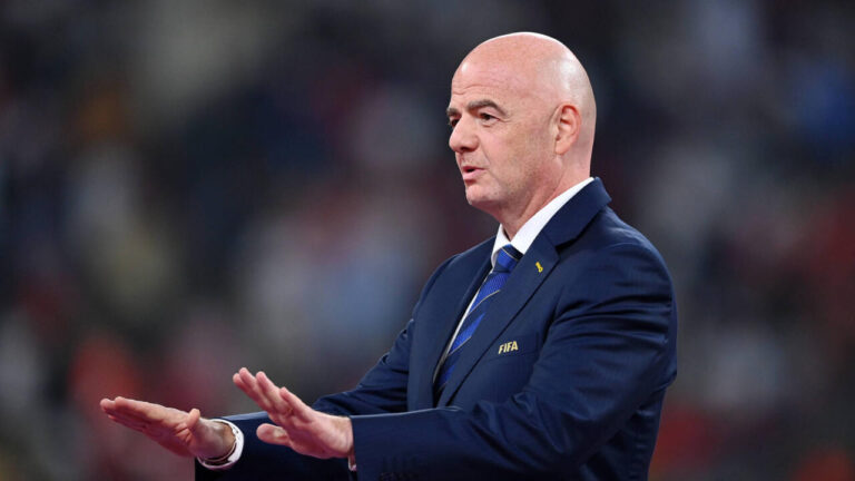 Des cadres de la FIFA se distancient de Gianni Infantino, révélant des tensions internes.