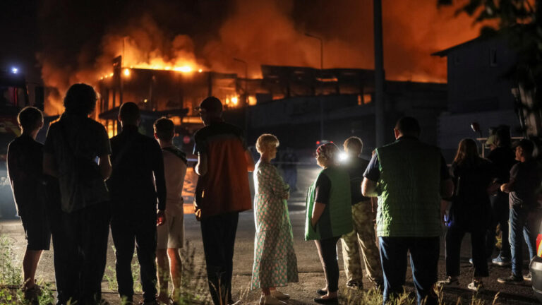 Attaques nocturnes à Kiev et Zaporijjia causent des pertes humaines significatives.