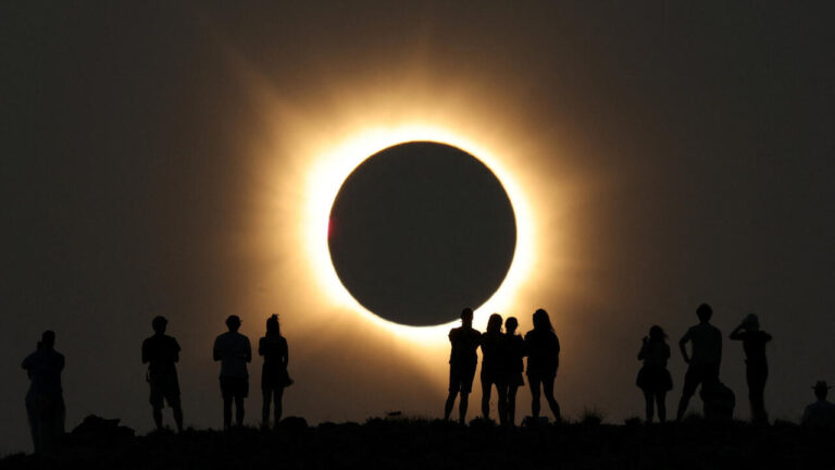 Éclipse solaire : les images marquantes capturées à travers le monde