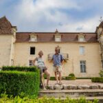 Le château Pierrail valorise le vin à travers ses jardins paysagers.