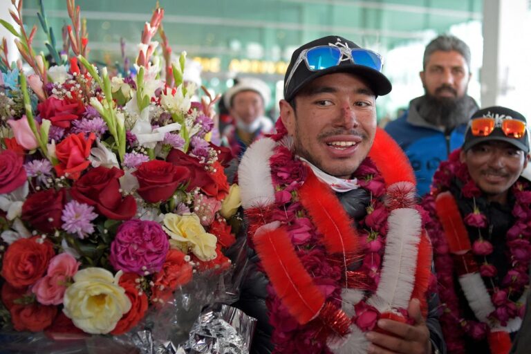 Nirmal Purja, alpiniste népalais, décède dans une avalanche au Pakistan.