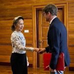 Aung San Suu Kyi rencontre un représentant de la Croix-Rouge en Birmanie.