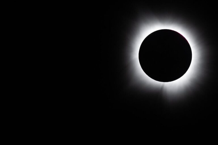 Éclipse solaire mercredi : observation possible en France avec des lunettes adaptées