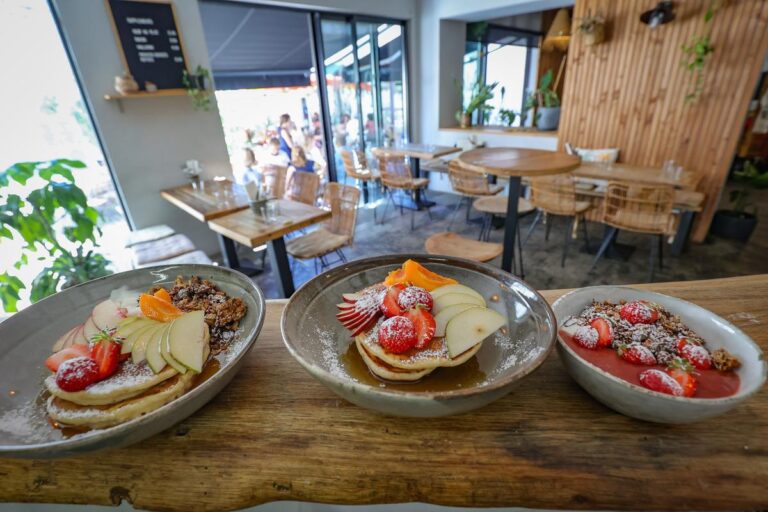 Le Palem Café à La Rochelle se distingue par son offre de brunch variée et locale.