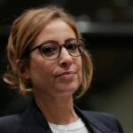 Présidentielle : Léa Salamé se retire du 20 heures de France 2 après la candidature de Raphaël Glucksmann.
