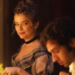 Camille Razat compare « Le Rouge et le Noir » à « Gossip Girl » dans une nouvelle série.