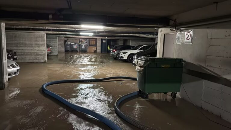 Inondations à Genève : intervention des pompiers dans une rue de la Jonction