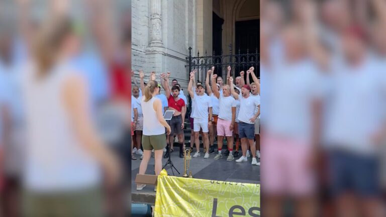 Des choristes gays romands suscitent des réactions vives sur les réseaux sociaux.