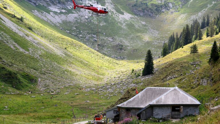 Fribourg : des hélicoptères pour acheminer l’eau des alpages vers les fermes.