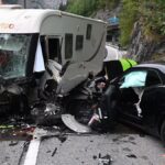 Accident de la route en Suisse : un conducteur tente un dépassement à l’aveugle et se crashe.
