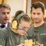 Macron remet en question le modèle d&rsquo;apprentissage en Suisse pour les jeunes.