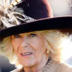 Philip Treacy, chapelier des couturiers et des célébrités, collabore avec la reine Camilla