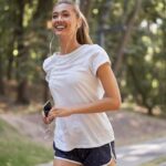 La marche en zone 2, recommandée par des coaches, aide à réduire la graisse abdominale.