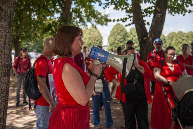 Esther Diego manifeste à Elbeuf pour obtenir justice pour Slymane.