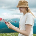 Les applications de randonnée comme Visorando et AllTrails remplacent les cartes traditionnelles en France.
