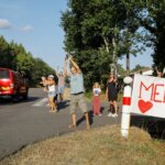 Retour des habitants dans les zones touchées par les incendies, recherche de normalité.