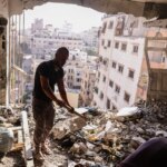 Guerre au Moyen-Orient : un cargo attaqué à Ormuz, Israël accusé de violations à Gaza.