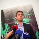 Ingérences russes : Gabriel Attal et Raphaël Glucksmann face à la désinformation.